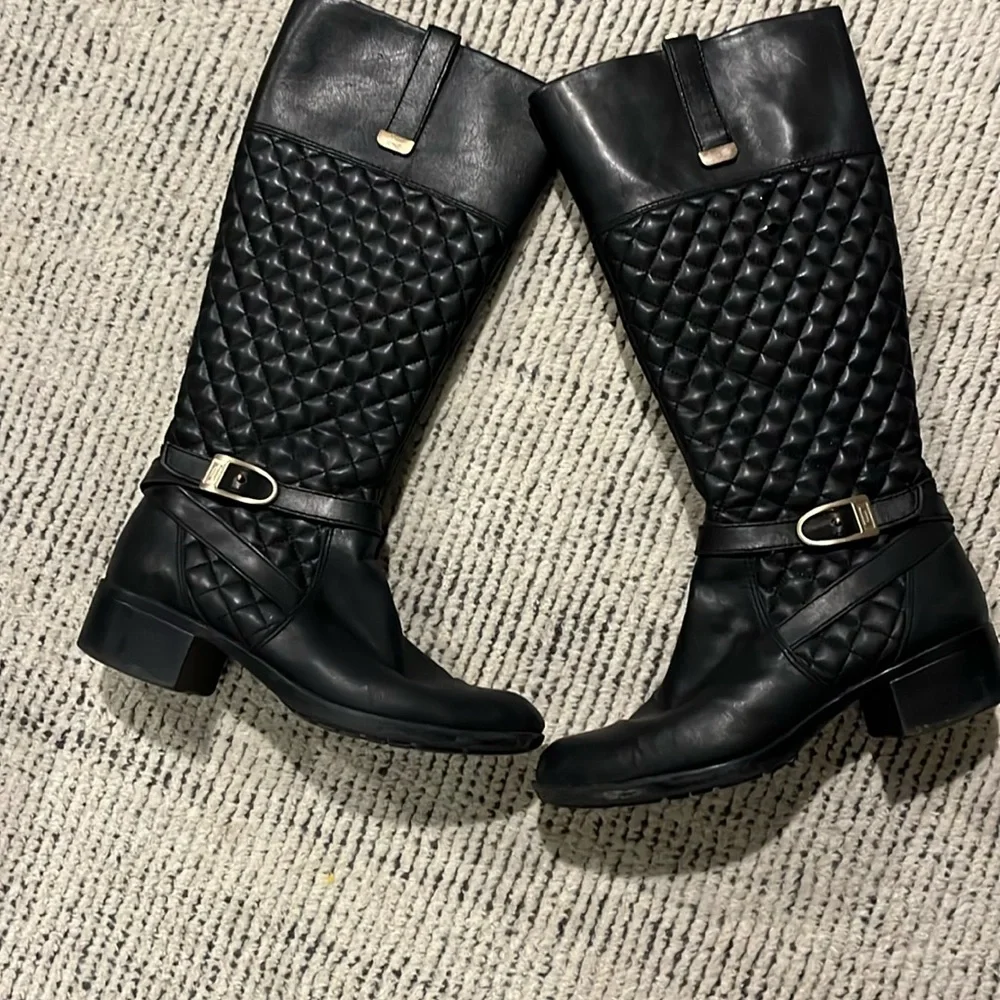 Adrienne Vittadini quilted boots size 8.5 in black